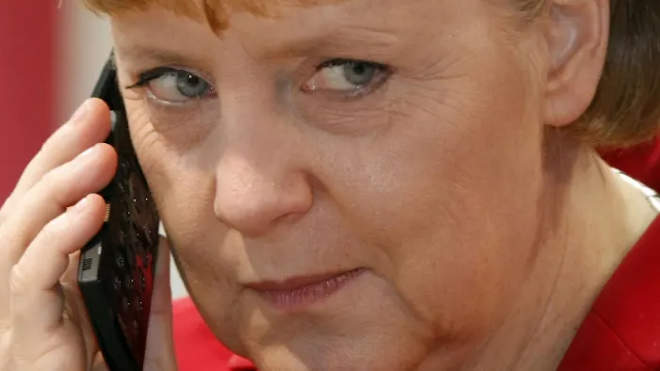 Angela Merkel telefonál