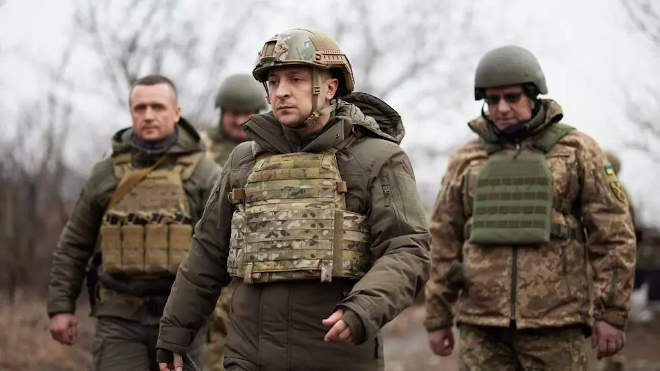 Volodimir Zelenszkij ukrán elnök közben a Donyec-medencei válságövezetbe látogatott
