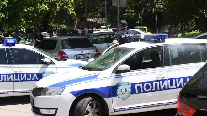 szerb rendőrautók