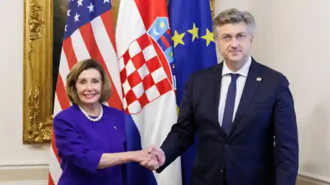 Andrej Plenkovic horvát miniszterelnök Nancy Pelosi amerikai házelnökkel folytatott megbeszélésén. REUTERS/Antonio Bronic