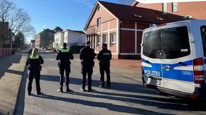 Lövöldözés történt egy alsó-szászországi általános iskola közelében Németországban kedden, ketten életveszélyesen megsebesültek.
