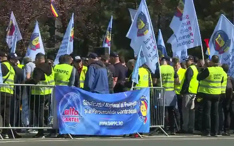 Rendőrök, börtönőrök és a tartalékos katonák szakszervezetei rendeztek tüntetést és felvonulást pénteken Bukarestben