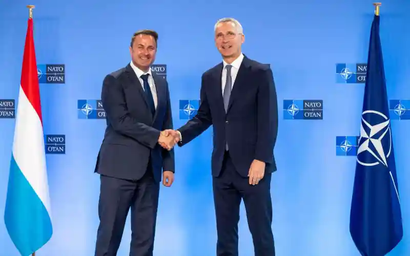 Xavier Bettel luxemburgi miniszterelnök és Jens Stoltenberg NATO-főtitkár