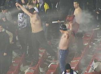 Két év börtön járhat a futballhuligánoknak