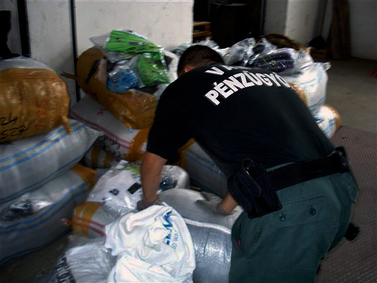 Húszmilliós hamisruha-szállítmányt fogtak Nagylaknál