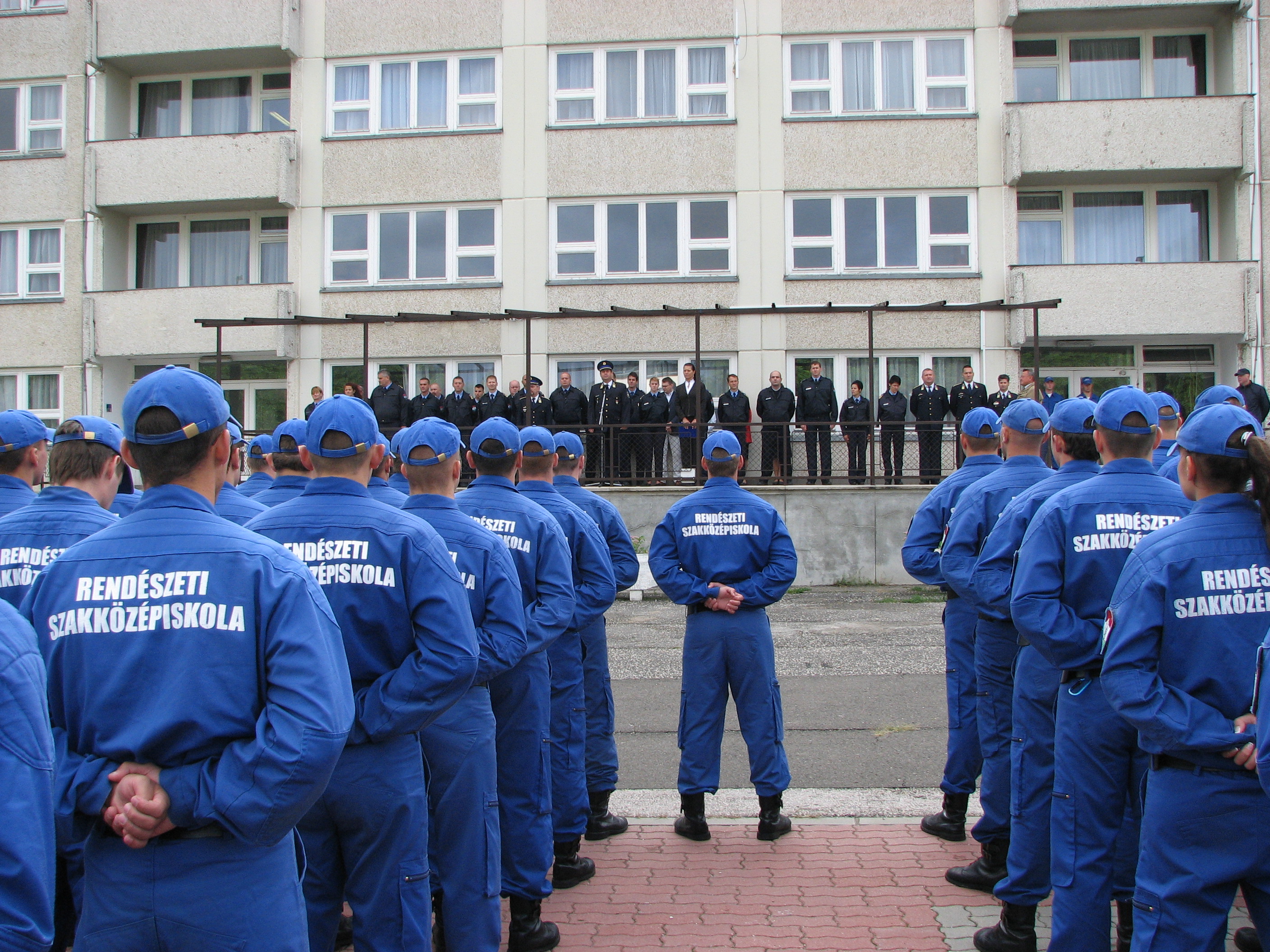 Több mint háromszáz tiszthelyettes lépett szolgálatba Budapesten