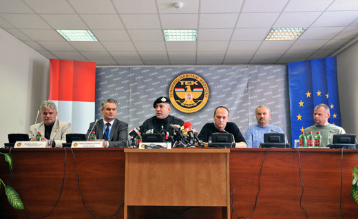 Hajdu János, a terrorelhárítás főigazgatója (középen) a TEK épületében tartott sajtótájékoztatón, a három kiszabadított magyar (jobbra), Takács Szabolcs Ferenc, a KIM államtitkára (b2) és Bodnár Zsolt, a TEK főigazgató-helyettese (fotó: MTI)