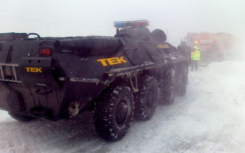 A Terrorelhárítási Központ (TEK) által közreadott képen a TEK 2 BTR típusú harci jármûve az M1-es autópályán segít az elakadt jármûvek mentésében 2013. március 15-én.