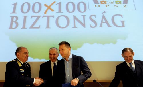 Papp Károly országos rendõrfõkapitány (b), Markos György, az OPSZ elnökhelyettese (b2), Rogán Antal, a Fidesz országgyûlési frakcióvezetõje, Budapest V. kerületének polgármestere (j2) és Pintér Sándor belügyminiszter (j) az Országos Polgárõr Szövetség (OPSZ) 100x100 biztonság címû bûnmegelõzési mintaprogramjának programindító rendezvényén a Országos Rendõr-fõkapitányság budapesti székházában 2013. március 23-án.