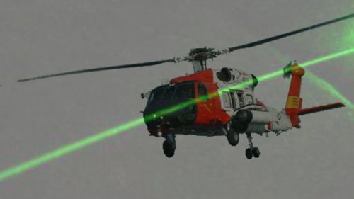 Súlyos büntetés pilóta elvakításáért