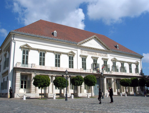 Lezárták a Sándor-palota előtti Szent György teret