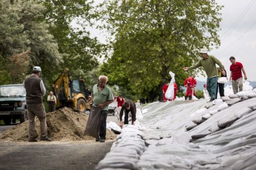 Homokzsákokkal erõsítik a gátat Tahitótfalu és Kisoroszi között a Szentendrei-szigeten, 2013. június 5-én.