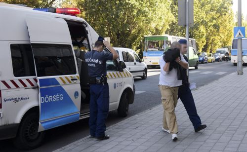 Egy gyanúsítottat kísérnek rendõrök az egri járásbíróságra 2013. szeptember 4-én. Tízezer embert károsított meg és több milliárdos kárt okozott egy bûnszervezet, amelynek tagjait õrizetbe vették a Nemzeti Adó- és Vámhivatal (NAV), valamint a rendõrség munkatársai. Az országos rajtaütésben 14 megyében, 320 helyszínen vettek részt mintegy ezren a hatóságok részérõl.