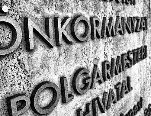 Több ezer önkormányzat és államigazgatási szervezet kockáztat információ-biztonsági bírságot