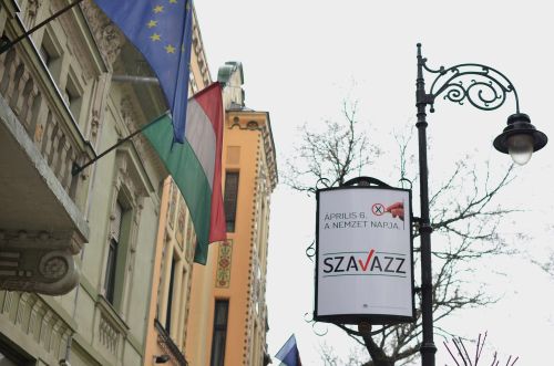 Szavazásra buzdító tábla a szabadkai magyar fõkonzulátus elõtt 2014. március 24-én. A magyarországi lakcímmel nem rendelkezõ választópolgárok mától adhatják le a levélben küldött szavazataikat a külképviseleteken. A magyarországi lakcímmel nem rendelkezõ választópolgároknak március 22-éig kellett felvételüket kérniük a névjegyzékbe ahhoz, hogy levélben szavazhassanak az április 6-ai magyarországi országgyûlési választáson.