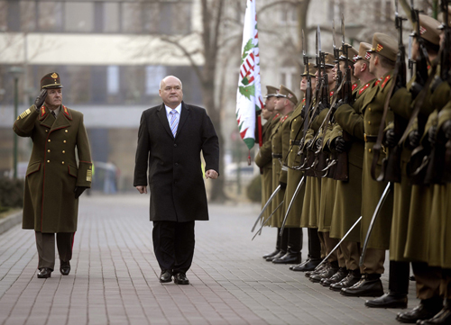 Hende Csaba honvédelmi miniszter (j) és Benkő Tibor vezérezredes, a Honvéd Vezérkar főnöke (b) ellép a díszszázad előtt Budapesten, a Honvédelmi Minisztérium II. objektumában, a XIII. Lehel úton 2015. január 27-én. Az objektumban tartják az éves értékelő és feladatszabó vezetői értekezletet. MTI Fotó: Bruzák Noémi