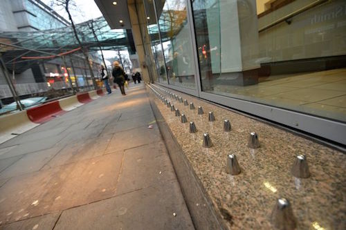 Hajléktalanellenes tüskéket telepített a Selfridges Manchesterben