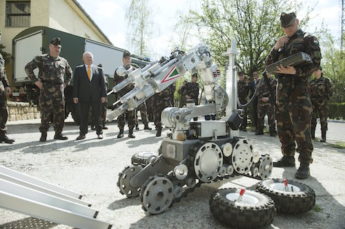 Hende Csaba; Benkő Tibor