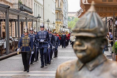 A nap képe: rendőrök és tűzoltók vonultak a fővárosban