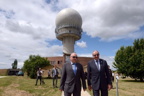 Hende Csaba honvédelmi miniszter (b) és Koenraad Gijsbers, a NATO Kommunikációs és Információs Ügynökségének vezérigazgatója a másnaptól hadrendbe álló medinai háromdimenziós NATO-radar ünnepélyes átadásán 2015. július 14-én. Az új radarkomplexummal teljessé válik a magyar légtérellenõrzés.