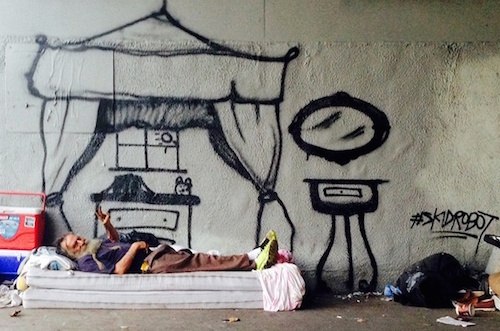 Graffitizni hívják a hajléktalanokat