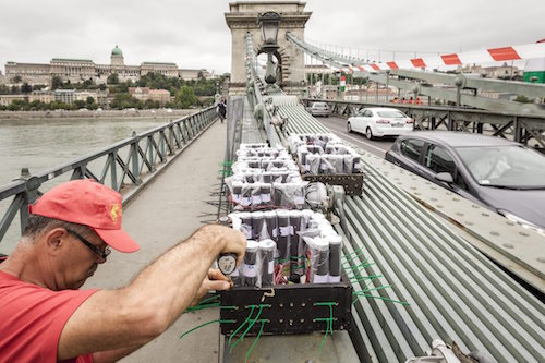 A Leskovics Pirotechnika Kft. munkatársai az augusztus 20-ai ünnepi tűzijáték pirotechnikai eszközeit telepítik a fővárosi Lánchídra 2015. augusztus 19-én.