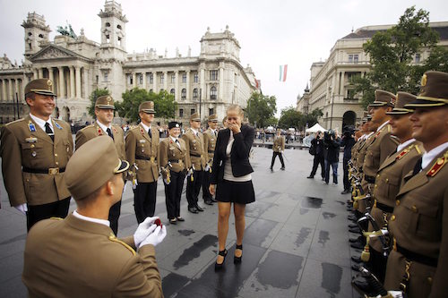 A nap képe: zászlófelvonás, tisztavatás, leánykérés