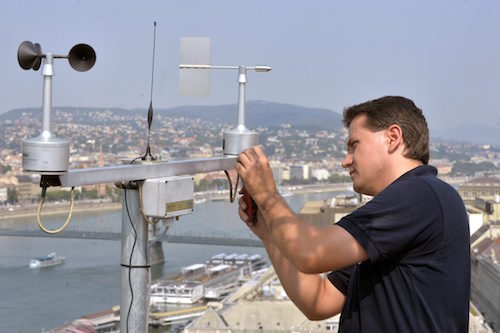 Paulovics Gábor, az Országos Meteorológiai Szolgálat (OMSZ) villamosmérnöke szélmérő berendezést telepít a Budapest Hotel Marriott szálloda tetejére 2015. augusztus 14-én. A berendezést az augusztus 20-i tűzijáték miatt, ideiglenes jelleggel helyezték el.