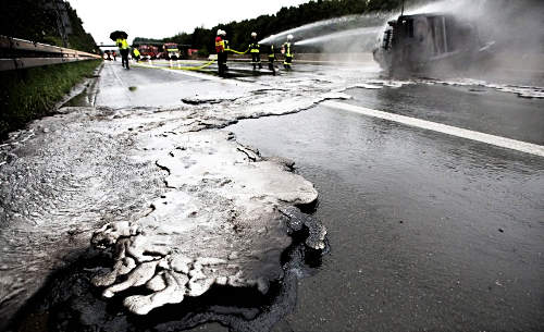 Folyékony alumínium ömlött az autópályára