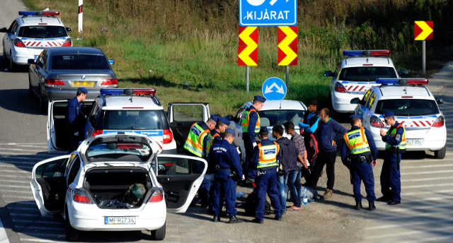 A nap képe: fokozott rendőri ellenőrzés Budapest határában