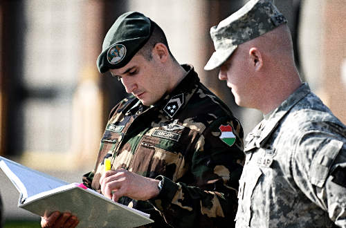 Közös kiképzésen a magyar és az amerikai katonák