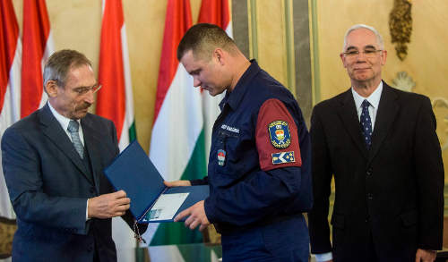 Határon szolgáló rendőrök üdülését támogatja a kormány