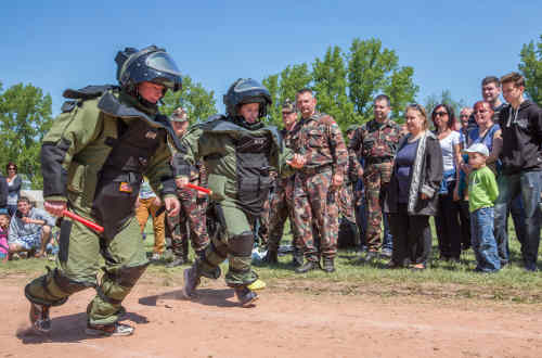 A nap képe: magyar és amerikai katonák bombaruhás váltófutáson