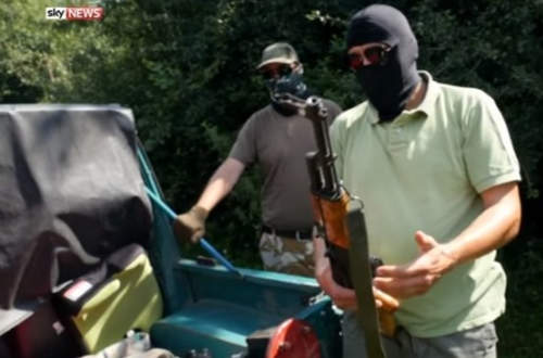 Őrizetbe vették a román hatóságok a Sky News által bemutatott állítólagos fegyverkereskedőket