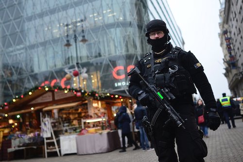 A Terrorelhárítási Központ (TEK) egyik munkatársa Budapesten, a Vörösmarty téren 2016. december 20-án. A december 19-i berlini merénylet után megerősítik a rendőri biztosítást azokon a magyarországi helyeken, ahol nagy tömeg tartózkodik, így például a karácsonyi vásárokon.