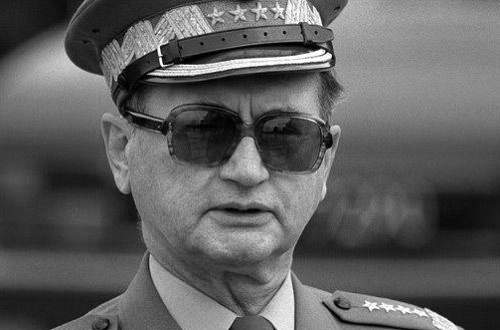 Jaruzelskit és Kiszczakot posztumusz megfosztják tábornoki rangjuktól