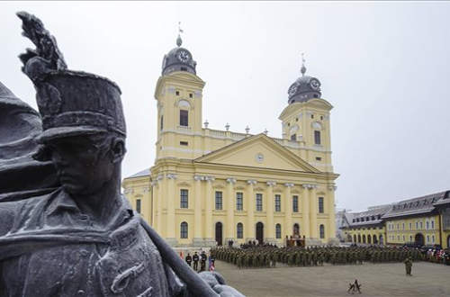 Elbúcsúztatták Debrecenben a Koszovóba induló katonákat