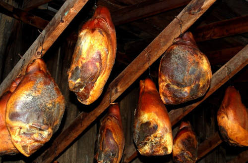 Közel 6,5 tonna füstölt árut foglalt le a NÉBIH