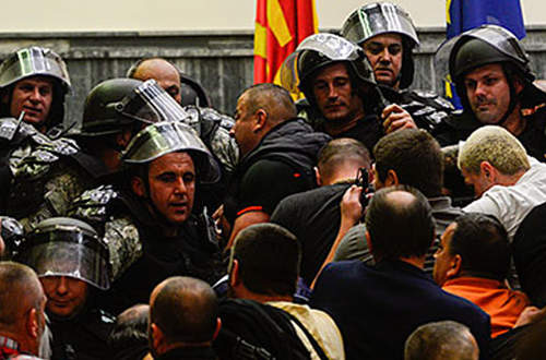 Tizenöt rendőrt felfüggesztettek a parlament megtámadásával kapcsolatban Macedóniában