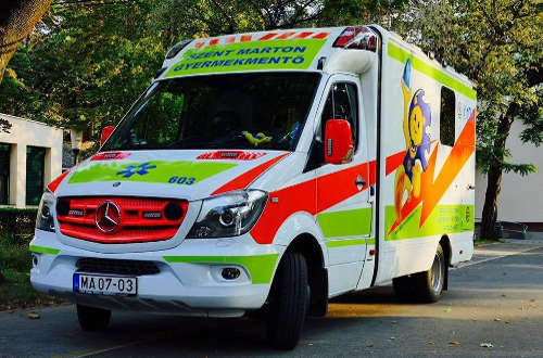 Gyermek-rohamkocsival is erősíti az Országos Mentőszolgálat a Balaton mentőellátását