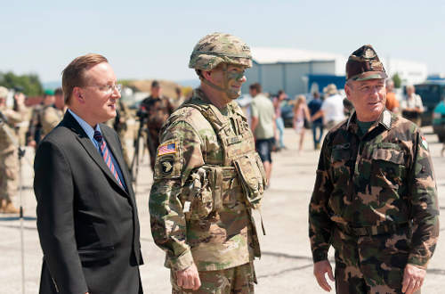 Ben Hodges altábornagy, az Európában állomásozó szárazföldi amerikai erők parancsnoka (k) látogatást tesz a Swift Response 2017 nemzetközi katonai gyakorlaton a pápai repülőtéren 2017. július 18-án. Mellette Benkő Tibor vezérkari főnök (j) és David Kostelancik, a budapesti amerikai nagykövetség ideiglenes ügyvivője (b). MTI Fotó: Krizsán Csaba