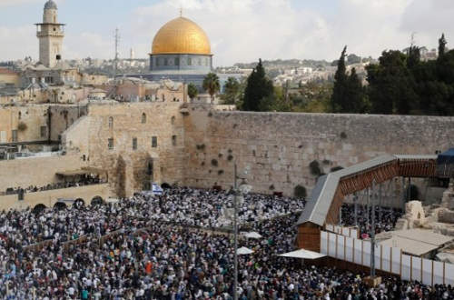 A muszlim vallási vezetők tovább bojkottálják a Mecsetek terét a detektoros kapuk miatt