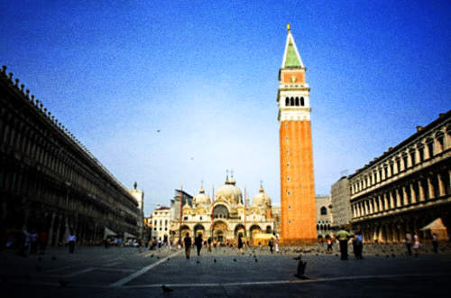 Életveszélyes a Szent Márk téren „Allah akbar” kiabálva futkározni