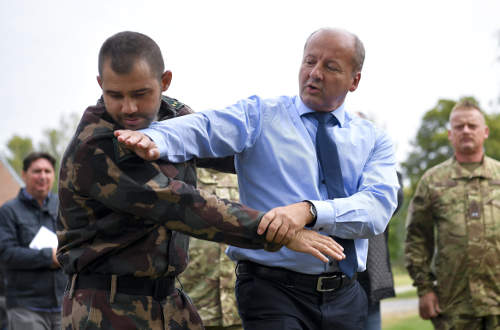 Simicskó: év végéig ezerrel nő a tartalékos katonák száma