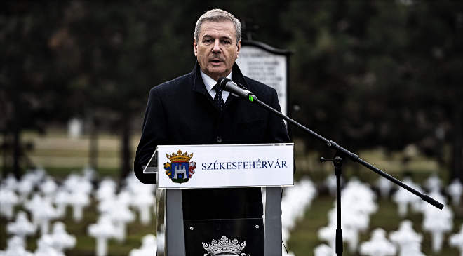 Benkő Tibor honvédelmi miniszter