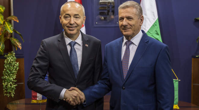 Benkő Tibor honvédelmi miniszter