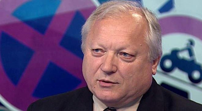 Dobrocsi: a vezetés közben telefonálók jogosítványát végleg be kellene vonni