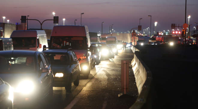 Külföldi állampolgárok lépik át a határt Hegyeshalomnál