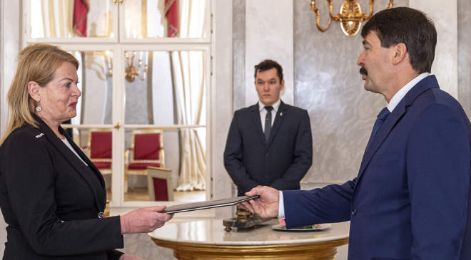 Csillám Katalin, az Országos Bírósági Hivatal (OBH) elnökhelyettese (b) átveszi kinevezési okmányát Áder jános köztársasági elnöktől a Sándor-palotában 2020. április 6-án. MTI/Szigetváry Zsolt