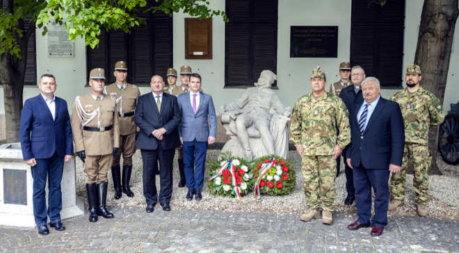 Megkoszorúzták Zrínyi Miklós szobrát a Hadtörténeti Intézet és Múzeum kertjében (Fotó: MTI/honvedelem.hu/Kertész László)